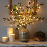 Ramo de oliveira com luzes decorativas