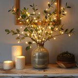 Ramo de oliveira com luzes decorativas